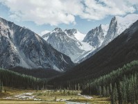 觅圈把信息拉直：先看段落是不是跳层，再把剪辑按时间线重排（一句改写就够）
